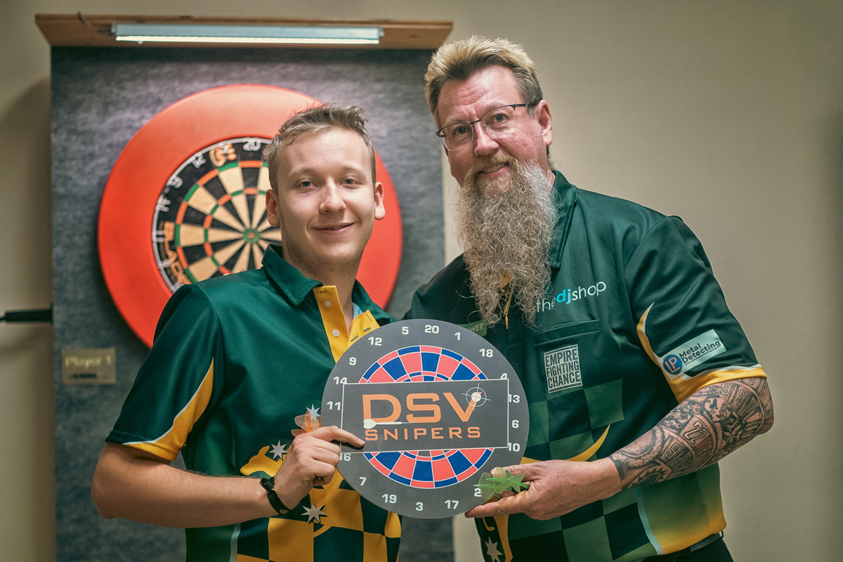 Darts-Spieler vor der Scheibe