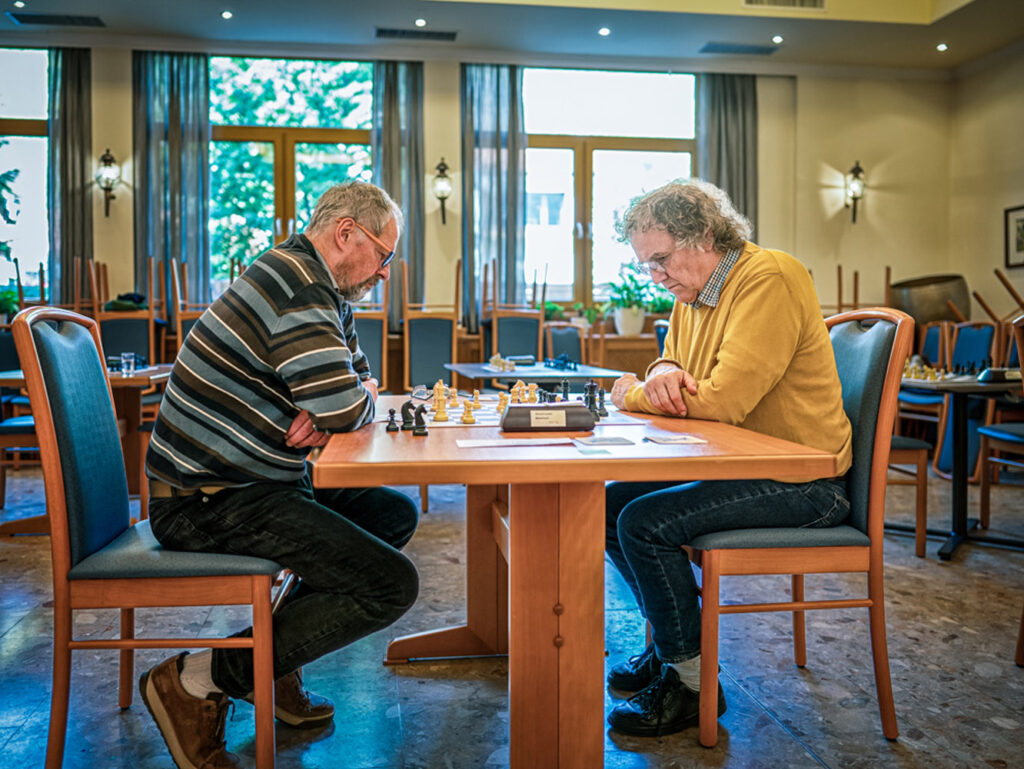 Zwei Schachspieler im Spielsaal des Gasthofs Goldenes Schiff in Spitz