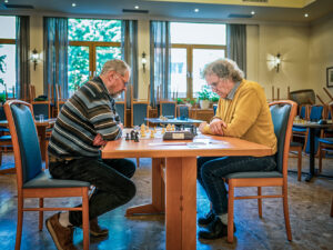 Zwei Schachspieler im Spielsaal des Gasthofs Goldenes Schiff in Spitz