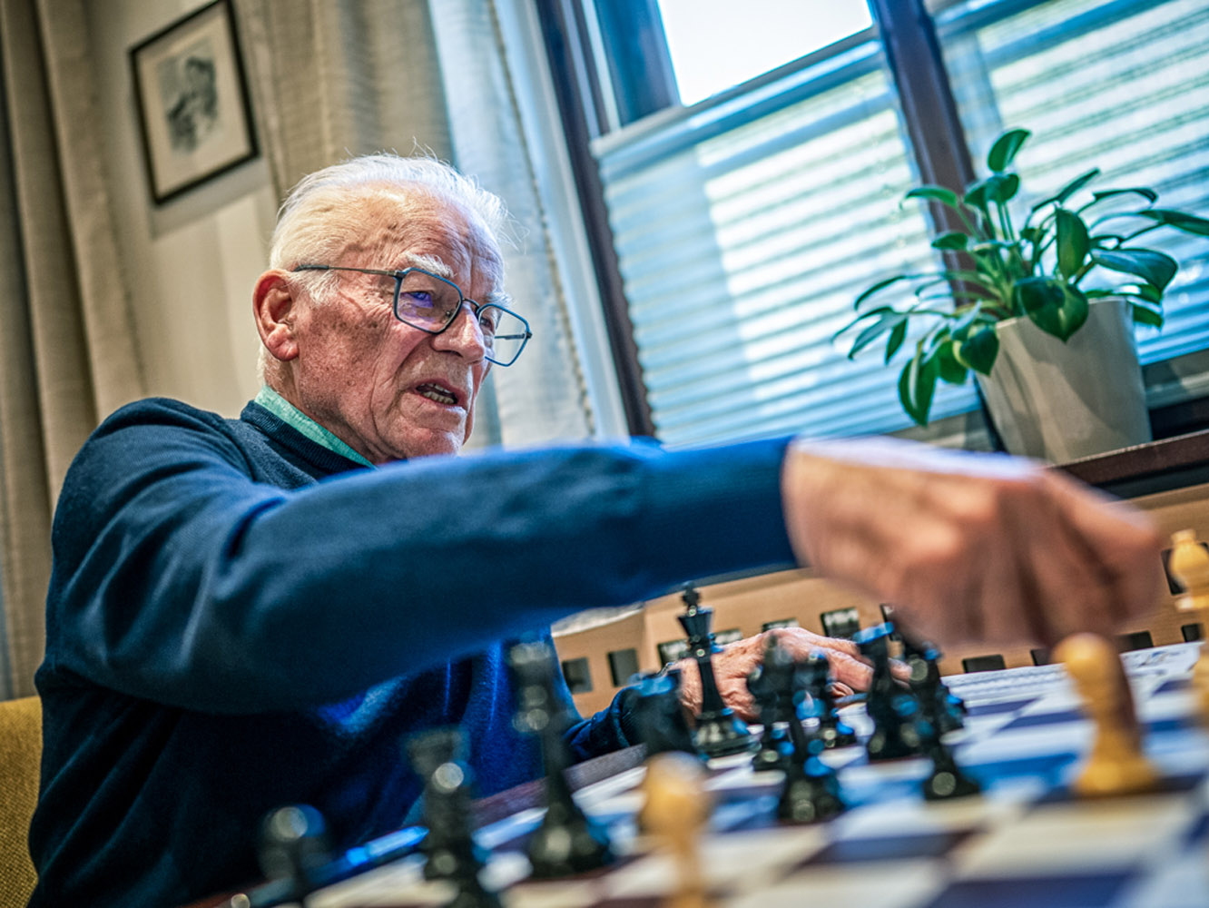 Konzentrierter Spieler am Schachbrett
